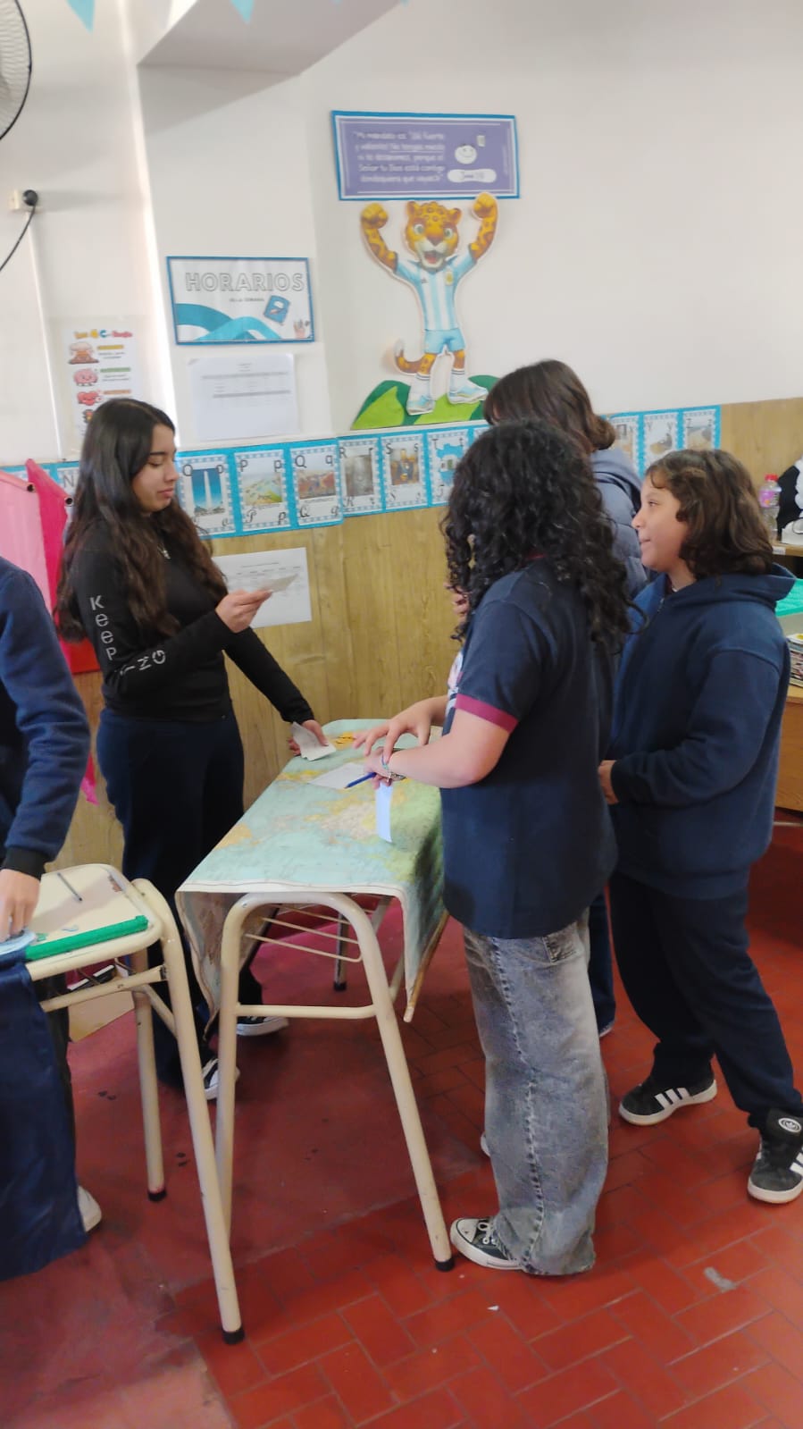 Instancia de trabajo grupal de alumnos compartiendo proyectos institucionales pedagógicos en el aula.